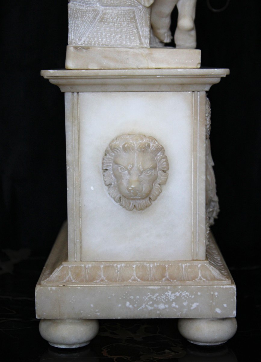 Orologio francese in alabastro con scultura raffigurante un angioletto-photo-3