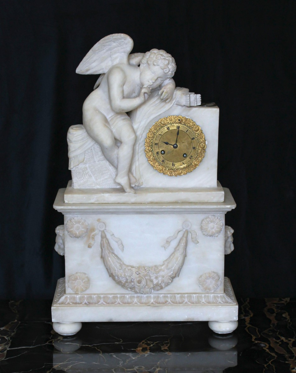Orologio francese in alabastro con scultura raffigurante un angioletto