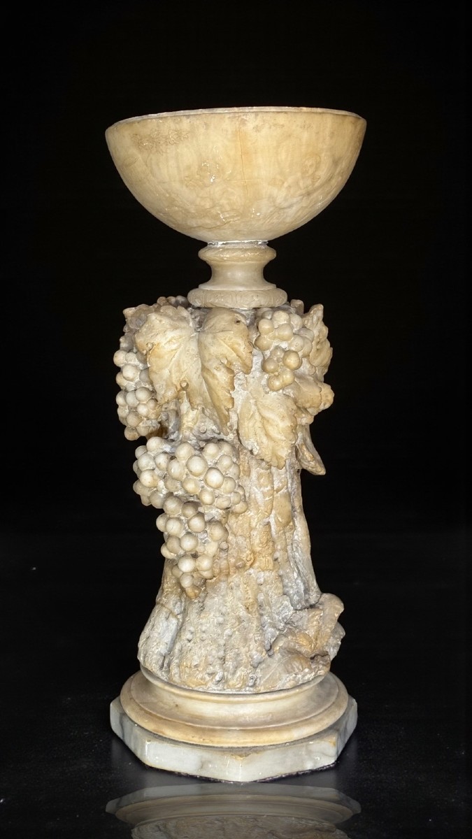 Vaso mitologico con foglie di vite e scene di baccanti