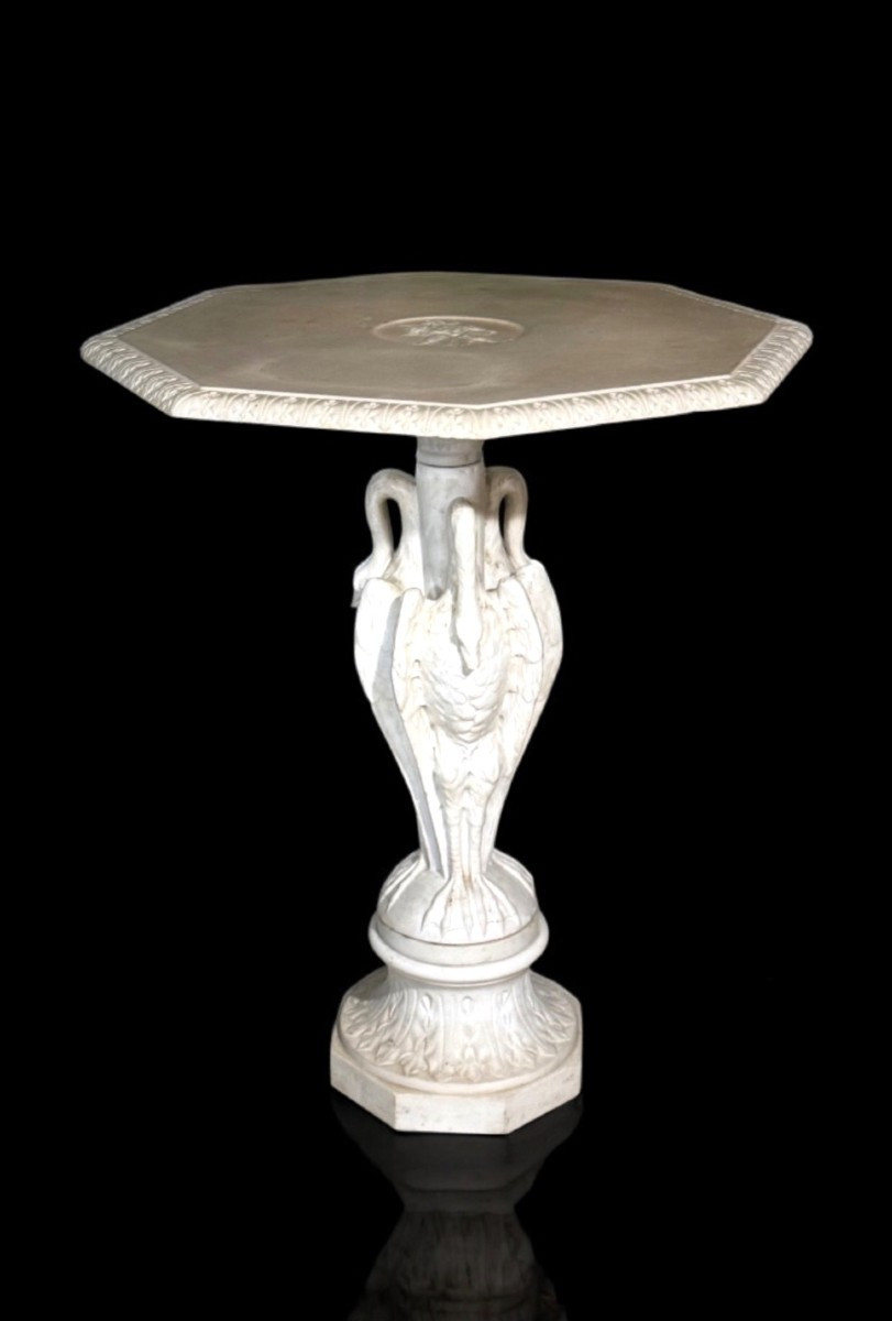 Tavolo ottagonale decorato con foglie e cigni, in Marmo Bianco Statuario di Carrara,  Parigi