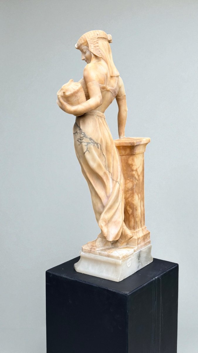 Statua raffigurante una Dama Egizia con una brocca in mano,vicino a una fontana, Marmo -photo-3