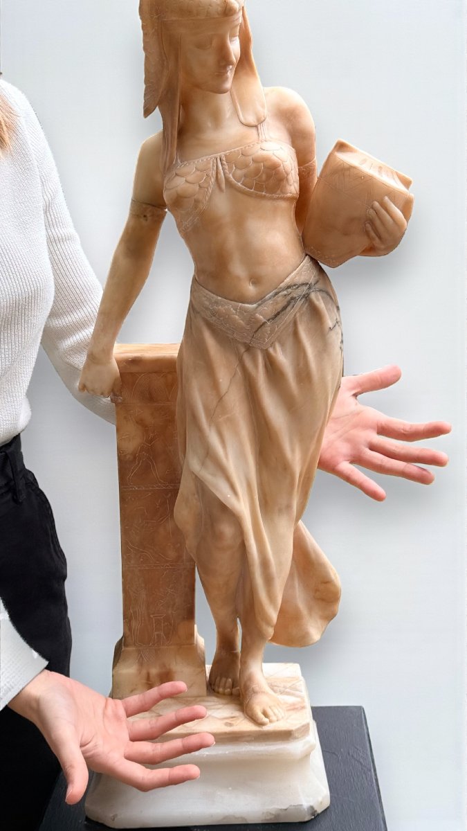 Statua raffigurante una Dama Egizia con una brocca in mano,vicino a una fontana, Marmo -photo-4