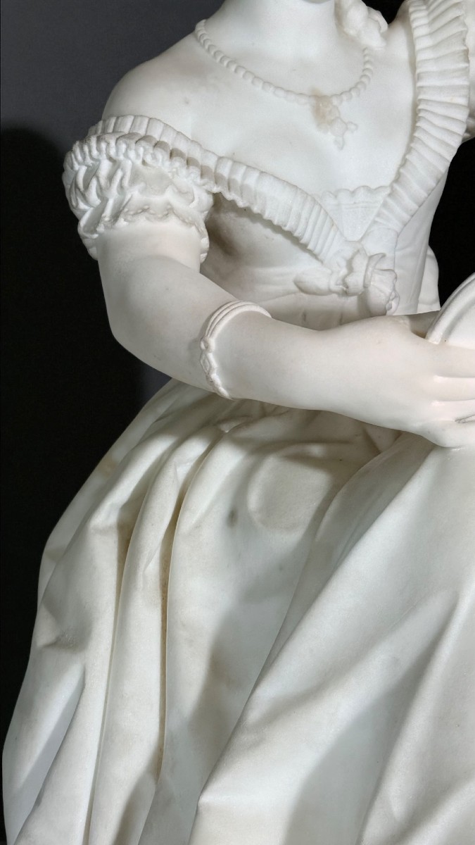  Dama in abito velato, seduta su una sedia con zampe di leone mentre si specchia, Marmo Carrara-photo-3