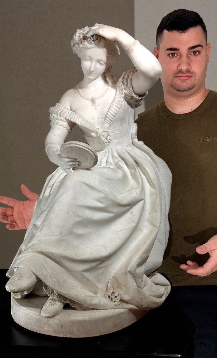  Dama in abito velato, seduta su una sedia con zampe di leone mentre si specchia, Marmo Carrara-photo-4