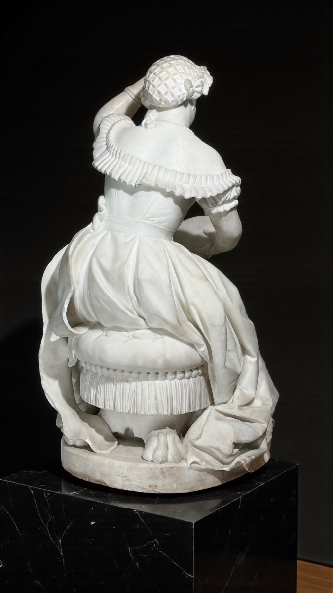  Dama in abito velato, seduta su una sedia con zampe di leone mentre si specchia, Marmo Carrara-photo-1