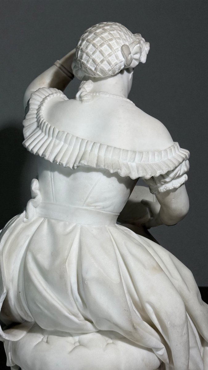  Dama in abito velato, seduta su una sedia con zampe di leone mentre si specchia, Marmo Carrara-photo-5