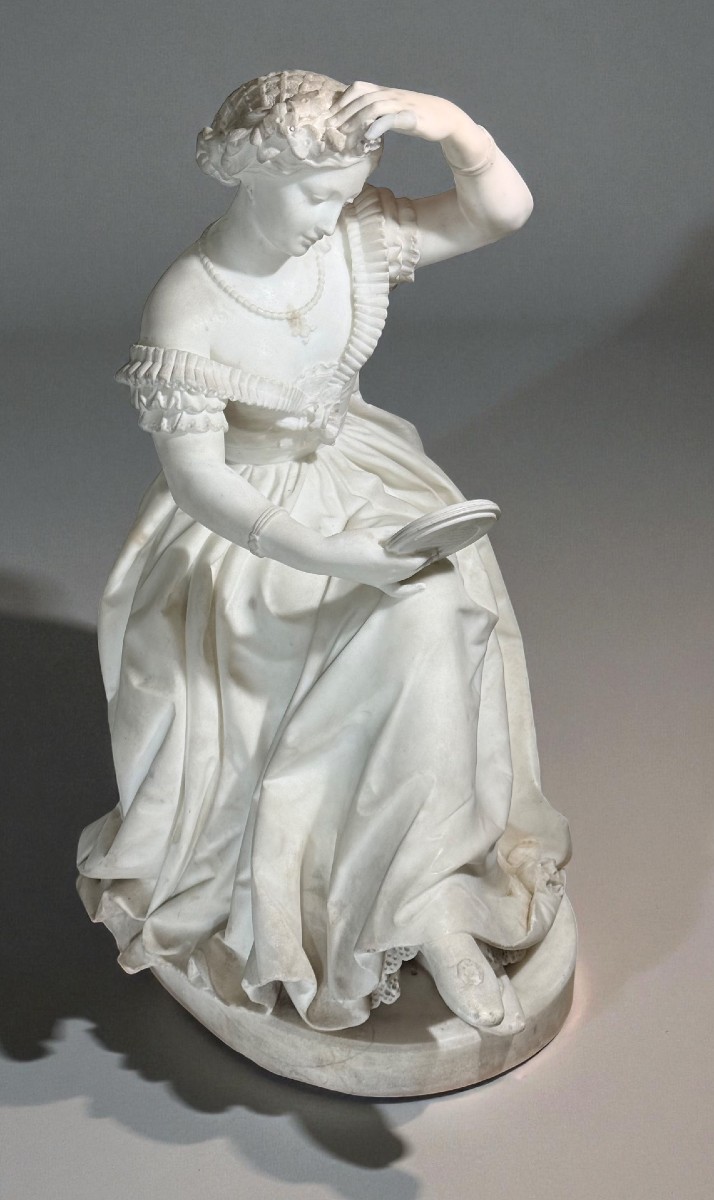  Dama in abito velato, seduta su una sedia con zampe di leone mentre si specchia, Marmo Carrara