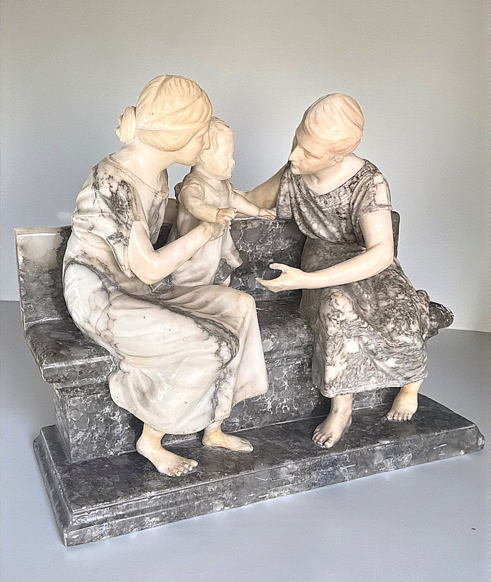Gruppo Scultoreo coppia di Fanciulli con un bambino in braccio, seduti su una panca, Marmo -photo-2