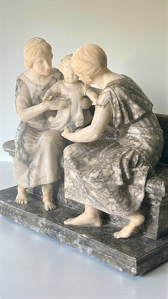 Gruppo Scultoreo coppia di Fanciulli con un bambino in braccio, seduti su una panca, Marmo -photo-3