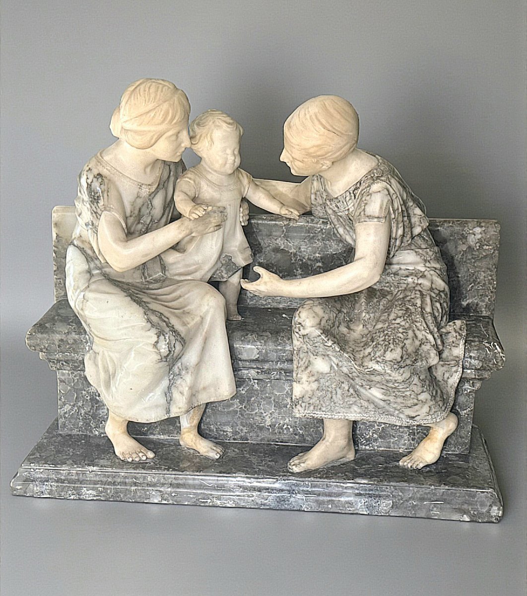 Gruppo Scultoreo coppia di Fanciulli con un bambino in braccio, seduti su una panca, Marmo -photo-4
