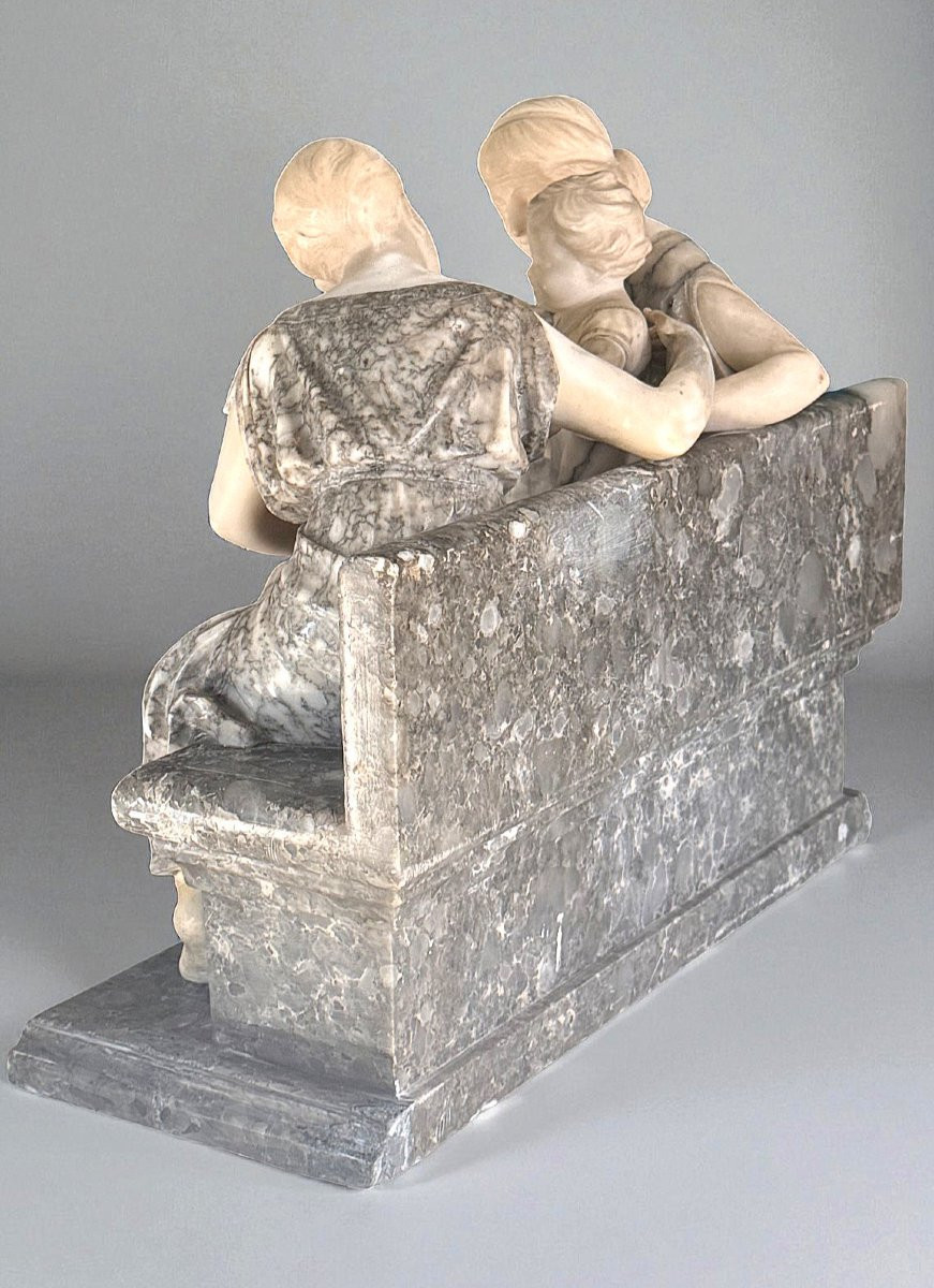 Gruppo Scultoreo coppia di Fanciulli con un bambino in braccio, seduti su una panca, Marmo -photo-1