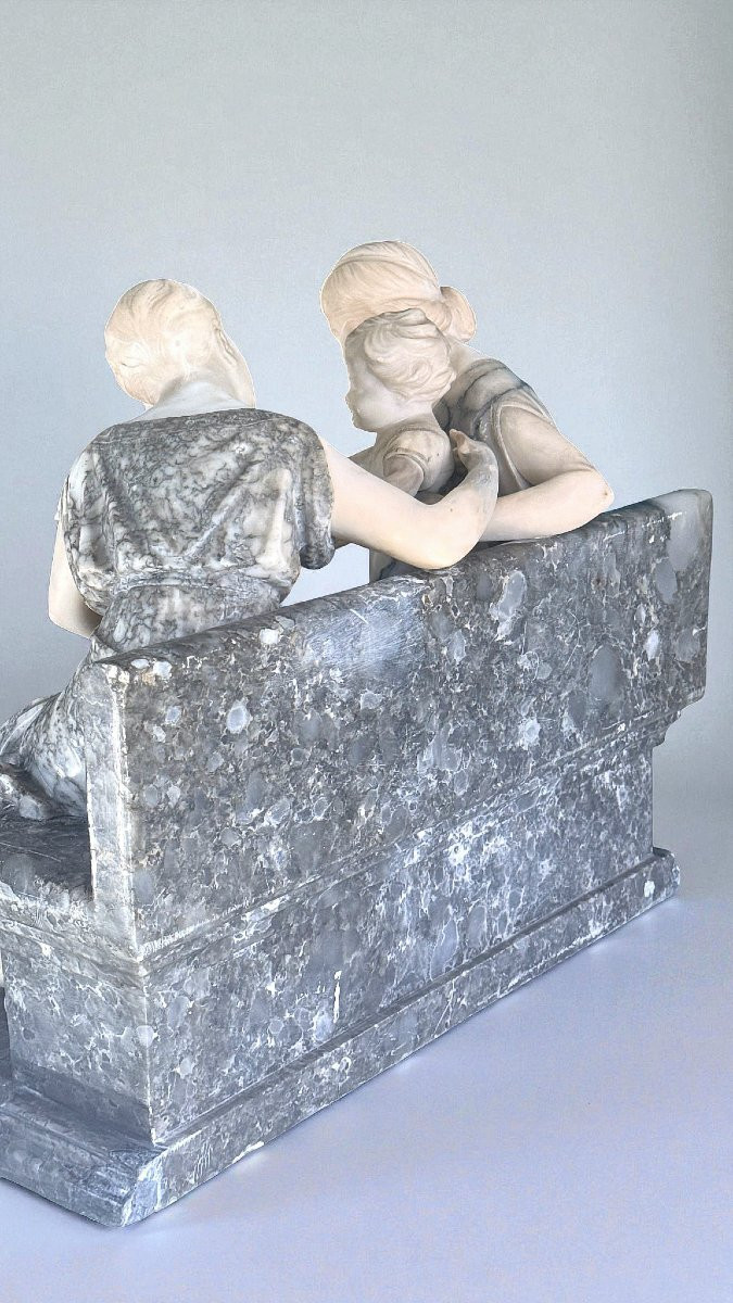 Gruppo Scultoreo coppia di Fanciulli con un bambino in braccio, seduti su una panca, Marmo -photo-2