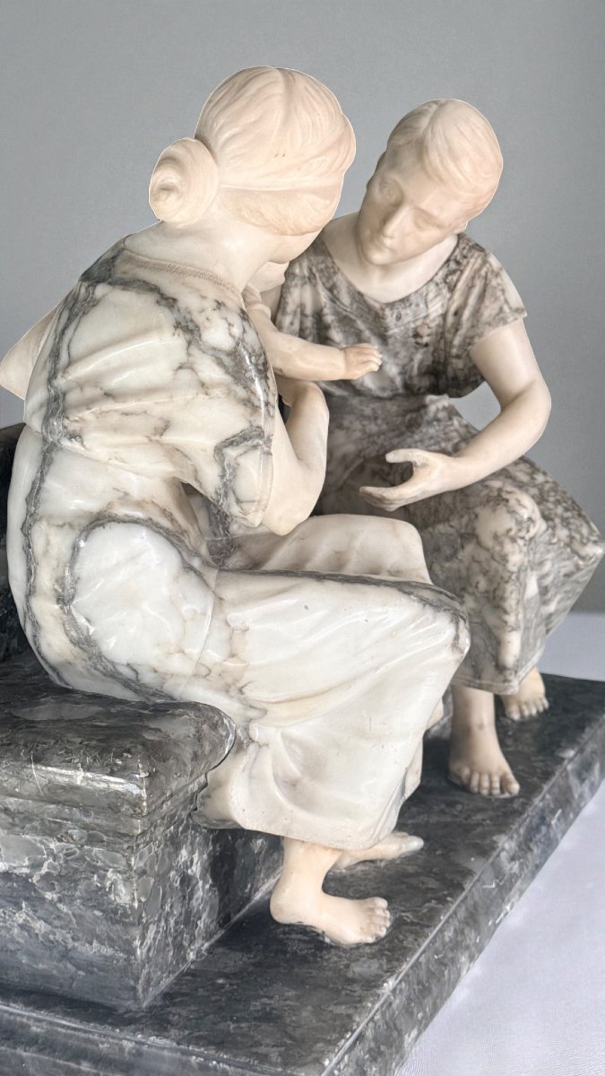 Gruppo Scultoreo coppia di Fanciulli con un bambino in braccio, seduti su una panca, Marmo -photo-3