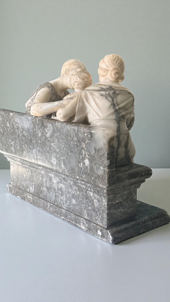 Gruppo Scultoreo coppia di Fanciulli con un bambino in braccio, seduti su una panca, Marmo -photo-4