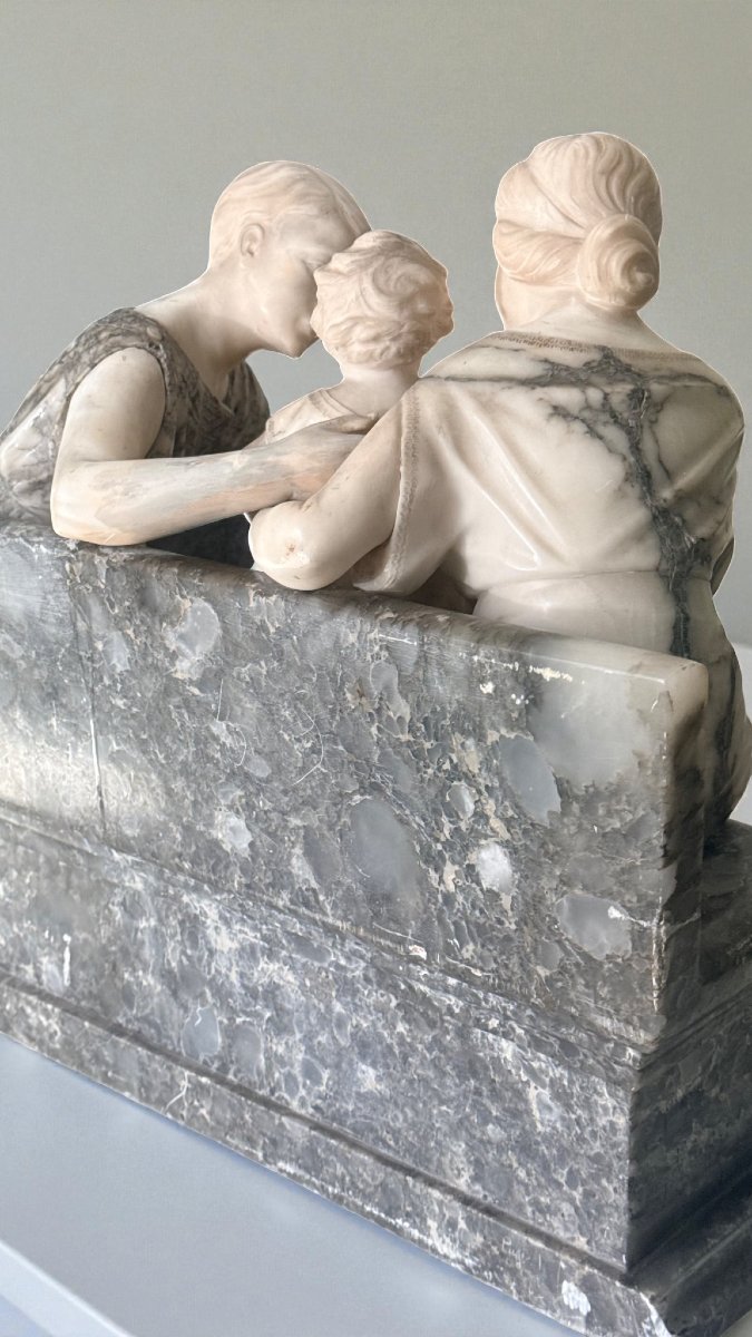 Gruppo Scultoreo coppia di Fanciulli con un bambino in braccio, seduti su una panca, Marmo -photo-5