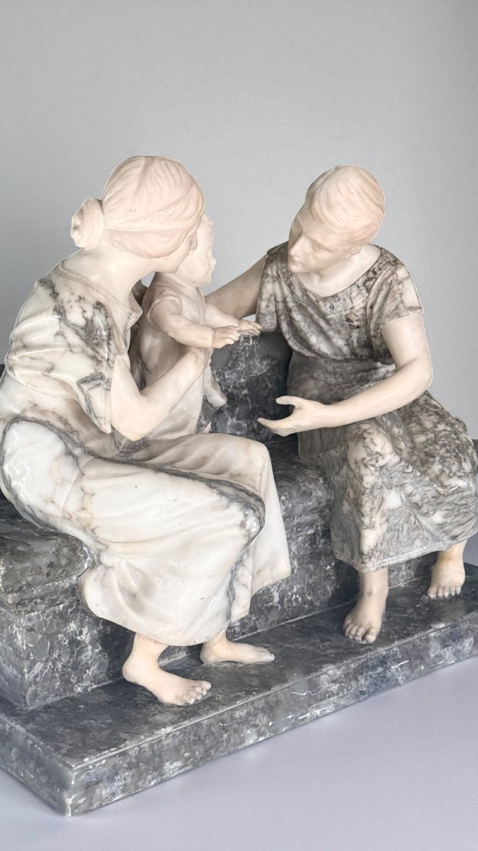 Gruppo Scultoreo coppia di Fanciulli con un bambino in braccio, seduti su una panca, Marmo -photo-6