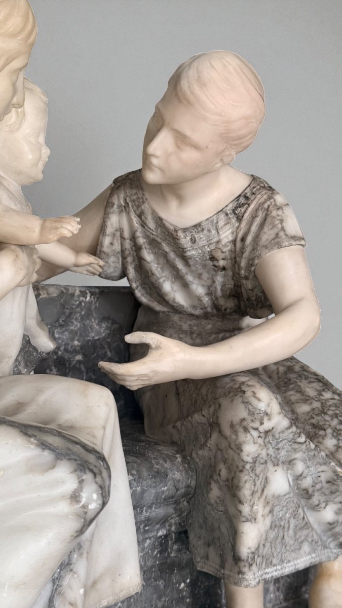 Gruppo Scultoreo coppia di Fanciulli con un bambino in braccio, seduti su una panca, Marmo -photo-7