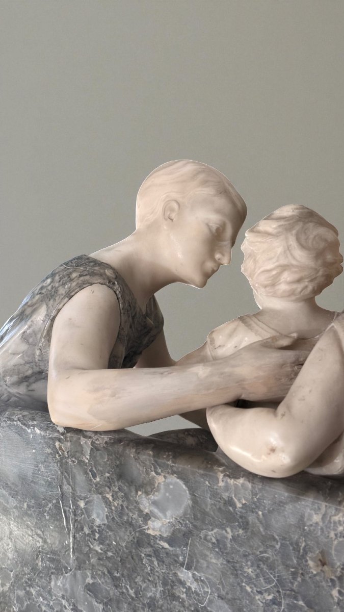 Gruppo Scultoreo coppia di Fanciulli con un bambino in braccio, seduti su una panca, Marmo -photo-8