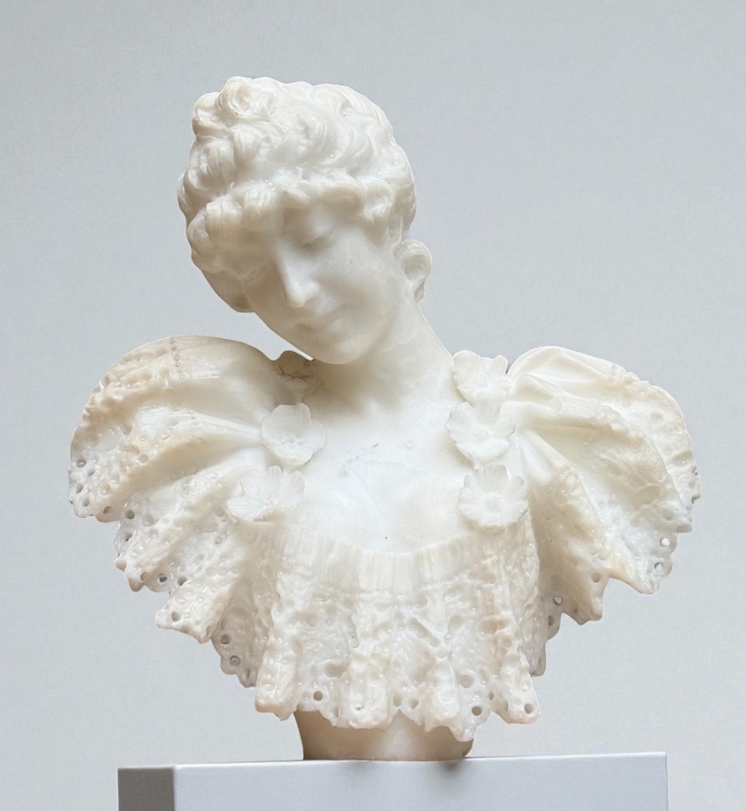 Busto raffigurante Dama con Fiori ed Abito di Pizzo , Affortunato GORI, Marmo Carrara 