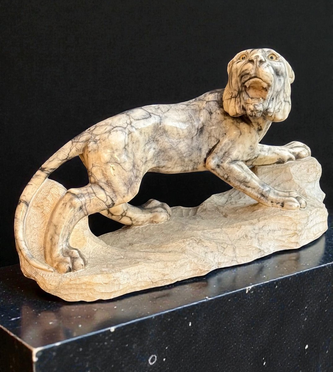 Tigre Ruggente scolpita a mano in Marmo Arabescato 