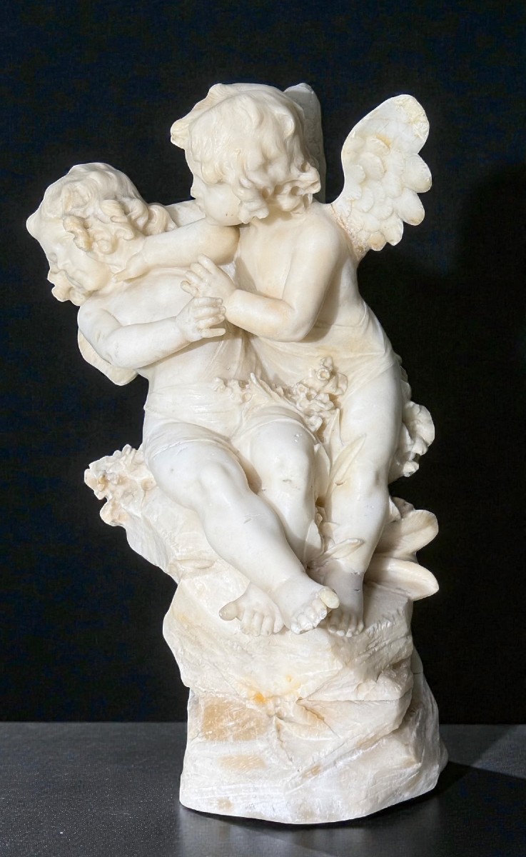 Statua raffigurante due Cherubini che litigano gioiosamente in Marmo