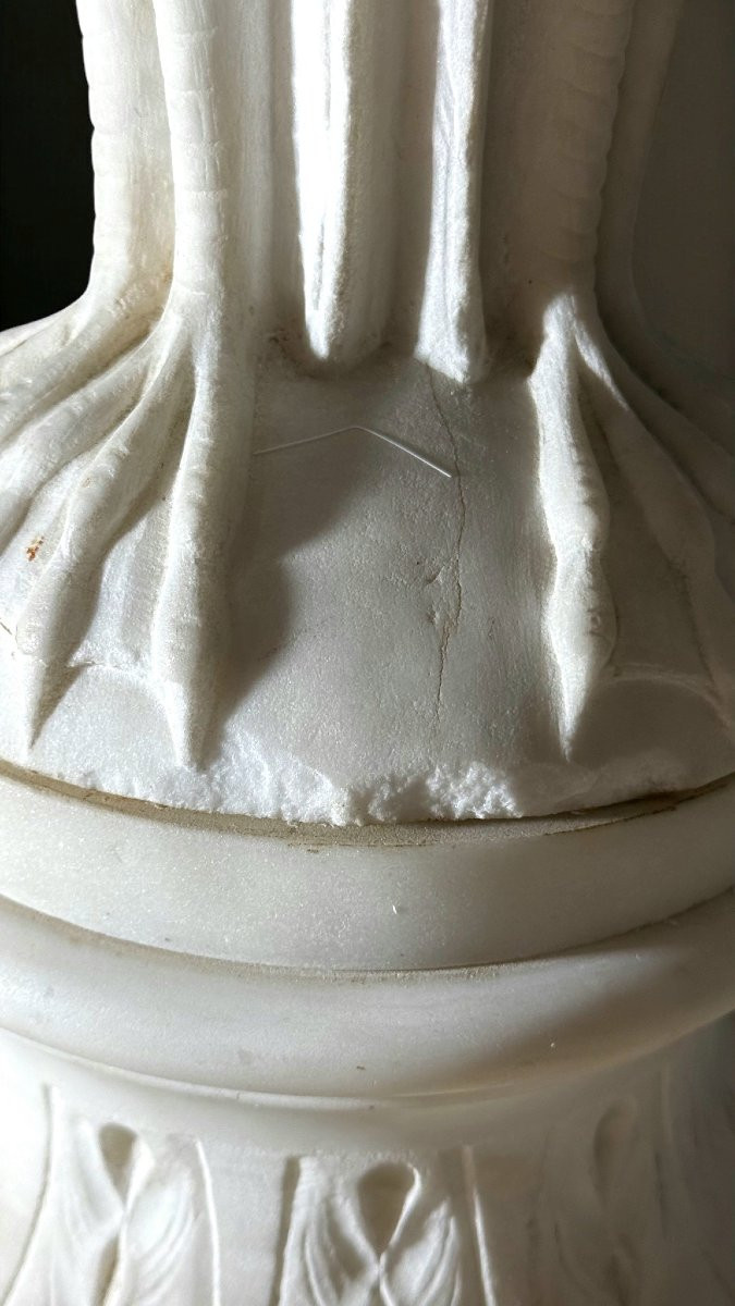 Tavolo con piedistallo ottagonale decorato con cigni in Marmo Carrara -photo-1