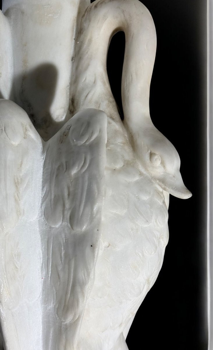 Tavolo con piedistallo ottagonale decorato con cigni in Marmo Carrara -photo-8