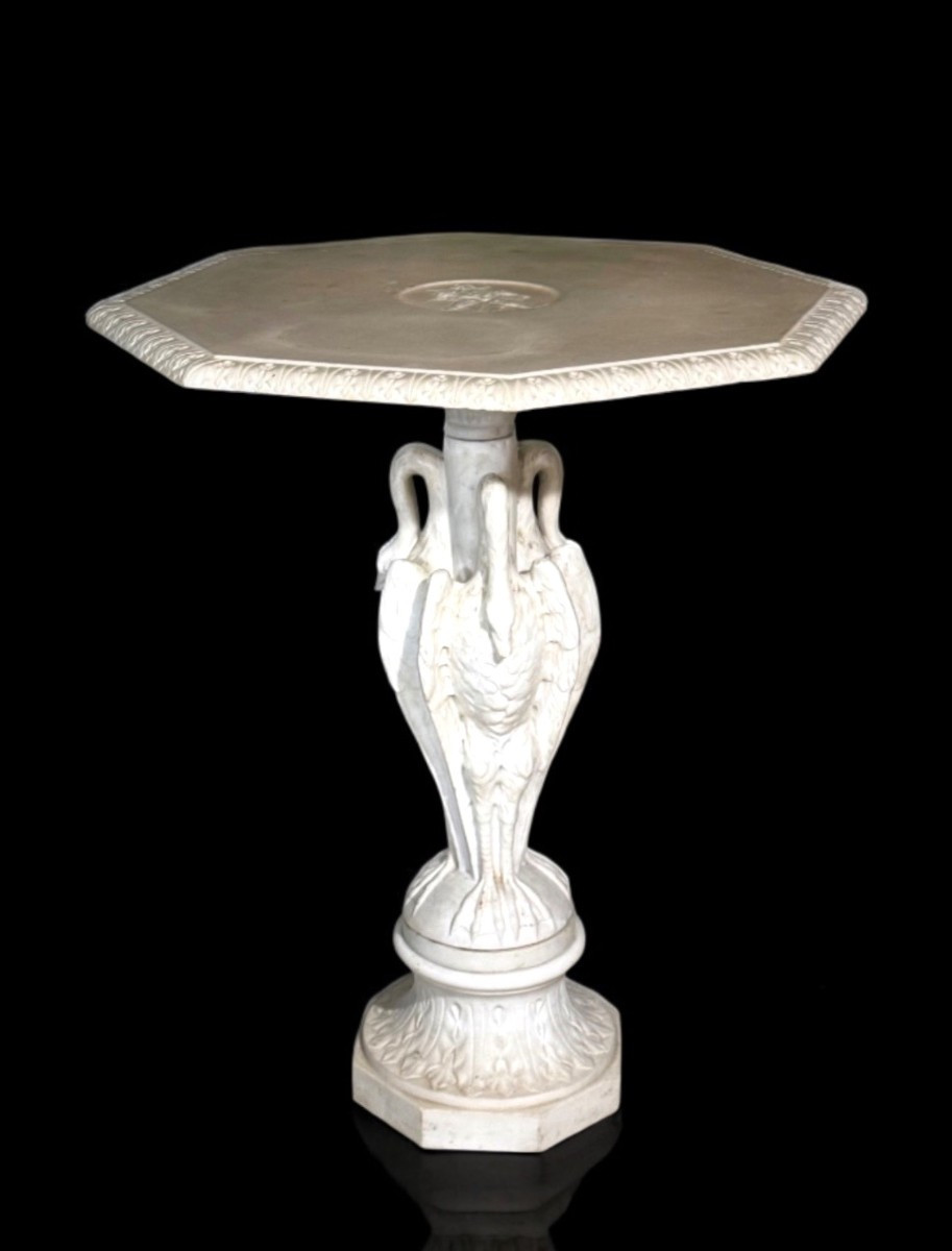 Tavolo con piedistallo ottagonale decorato con cigni in Marmo Carrara 