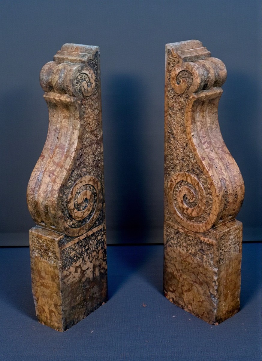 Coppia di Elementi Architettonici in Marmo Rosso Verona 