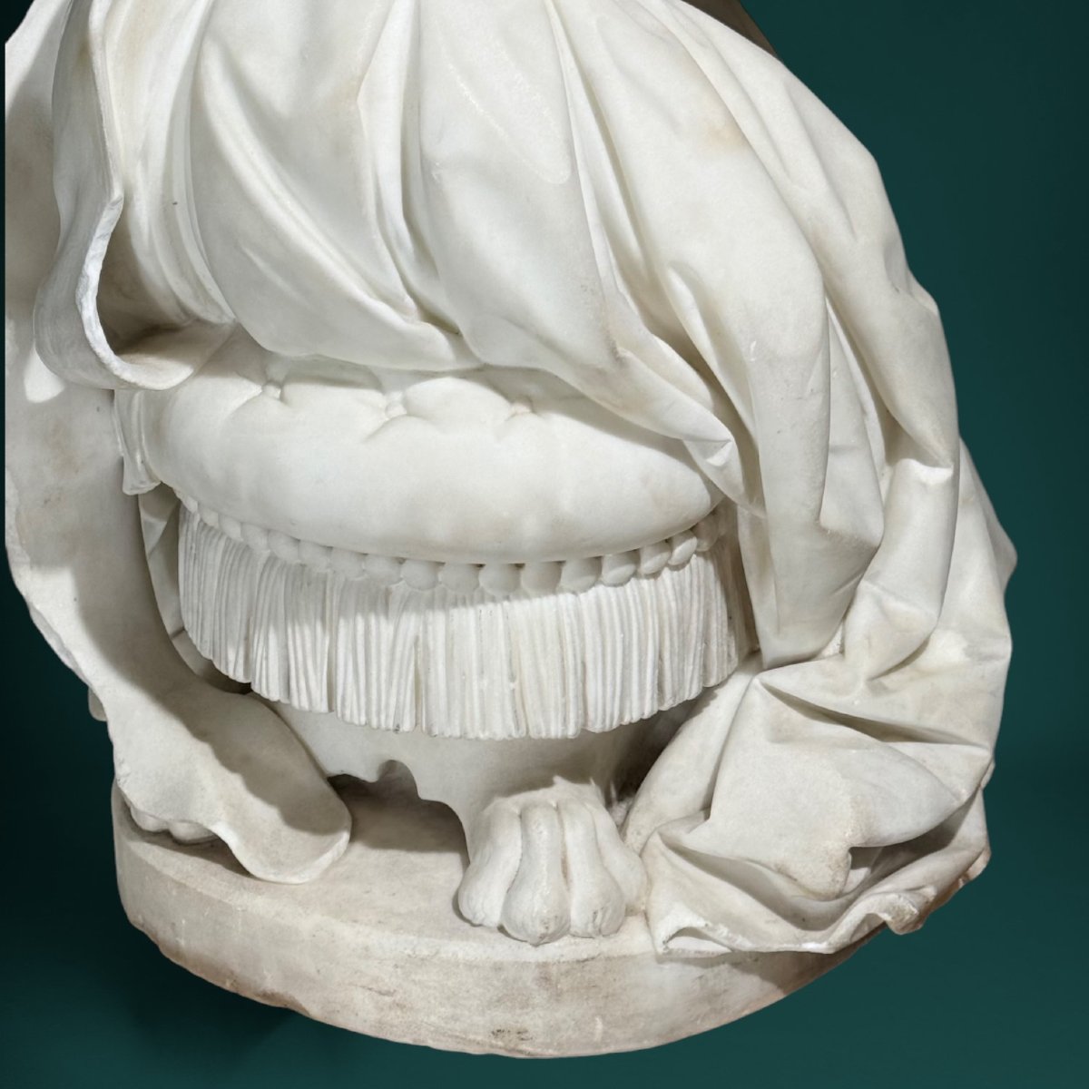 Statua raffigurante un'elegante dama in un sontuoso abito,  Marmo Bianco Statuario di Carrara -photo-4