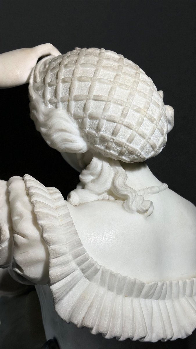 Statua raffigurante un'elegante dama in un sontuoso abito,  Marmo Bianco Statuario di Carrara -photo-7