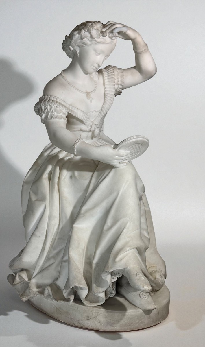 Statua raffigurante un'elegante dama in un sontuoso abito,  Marmo Bianco Statuario di Carrara 