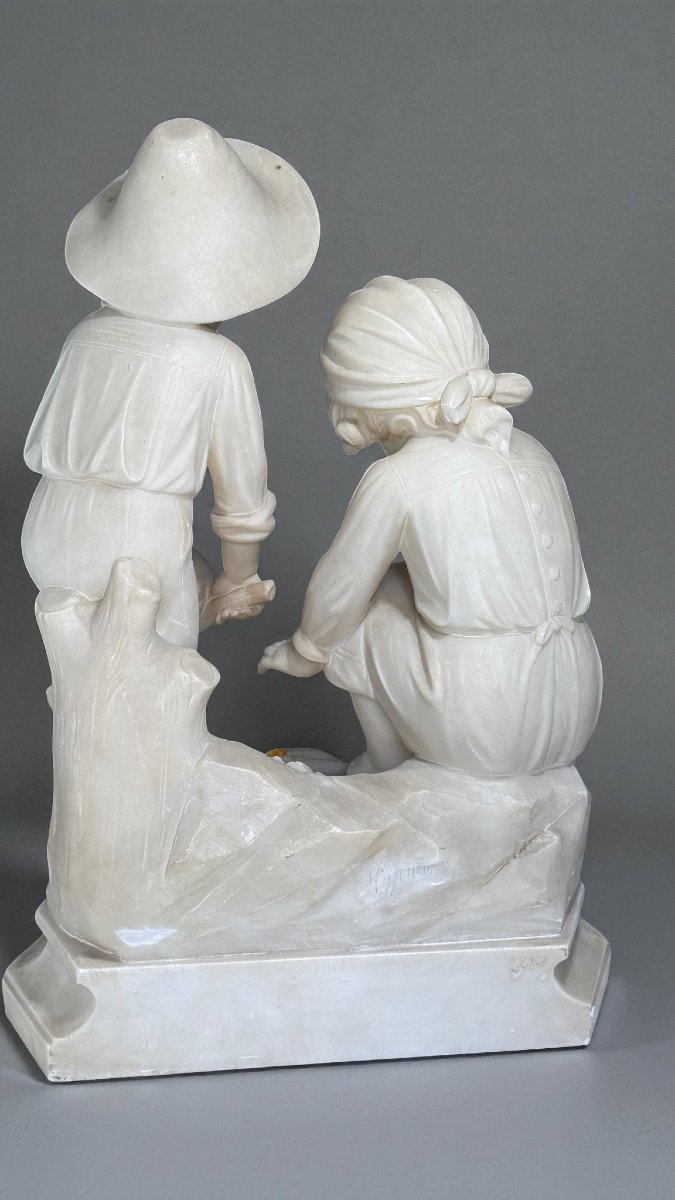 Statua due bambini che si scaldano accanto al fuoco-photo-3