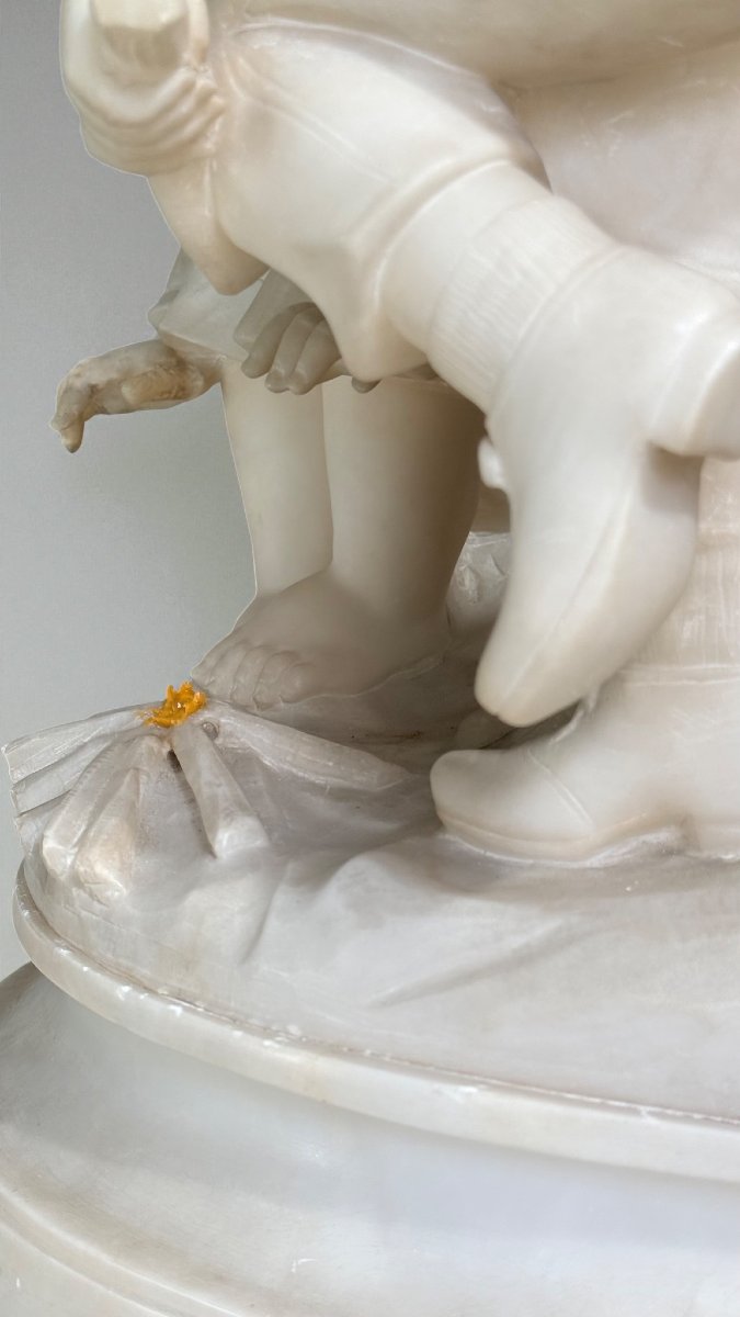 Statua due bambini che si scaldano accanto al fuoco-photo-5