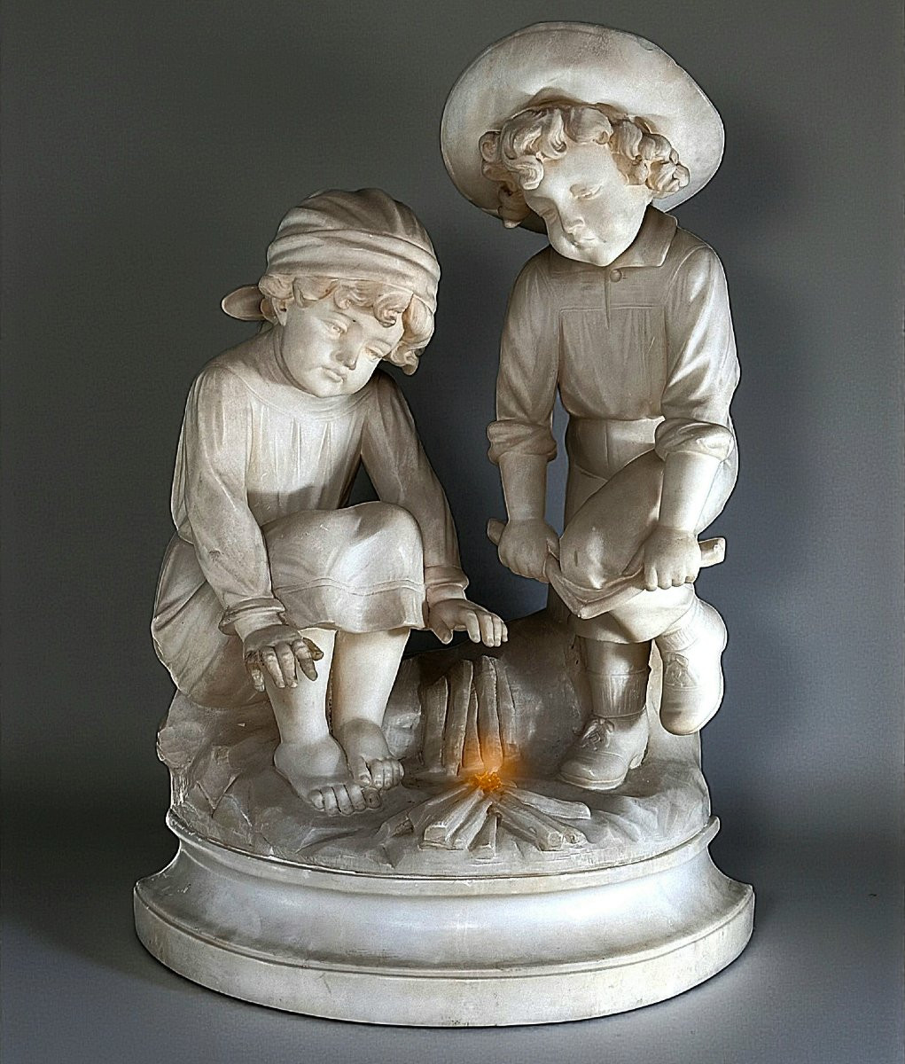 Statua due bambini che si scaldano accanto al fuoco-photo-8