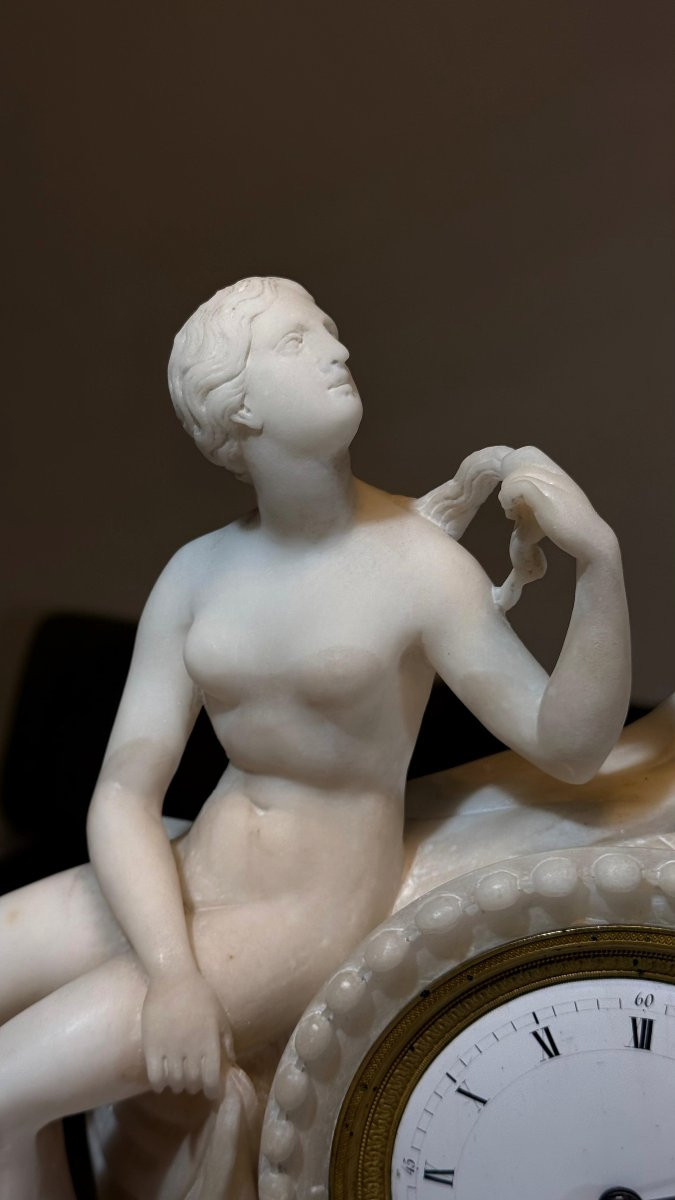 Orologio con sculture neoclassiche mitologiche in Marmo Carrara -photo-7