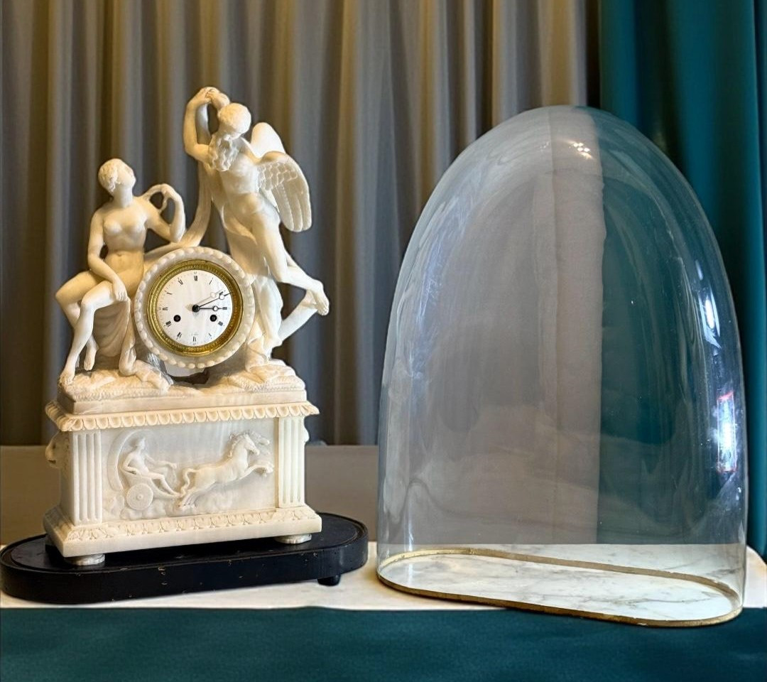 Orologio con sculture neoclassiche mitologiche in Marmo Carrara 