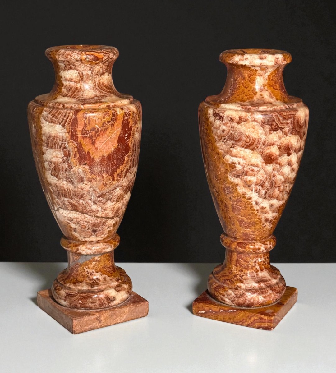 Coppia di Vasi in Marmo Rosso 