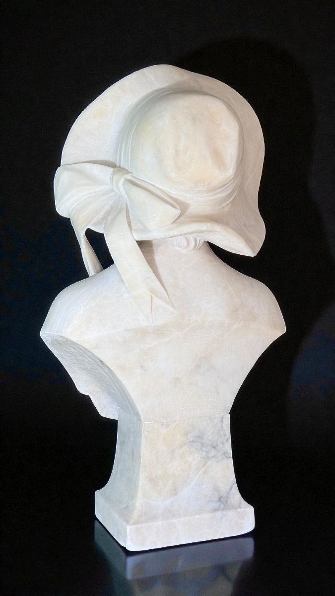 Busto raffigurante giovane Dama sorridente con Cappello Marmo -photo-3