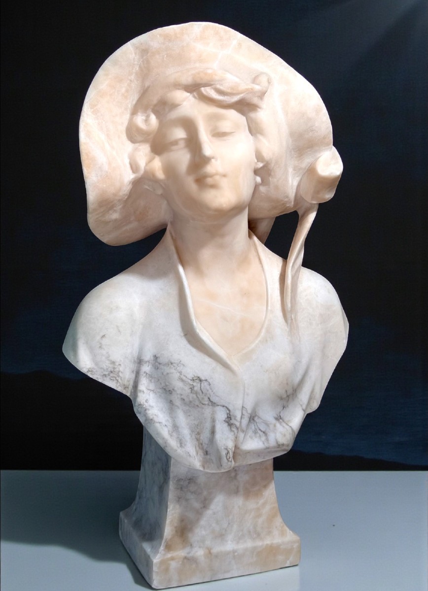 Busto raffigurante giovane Dama sorridente con Cappello Marmo 