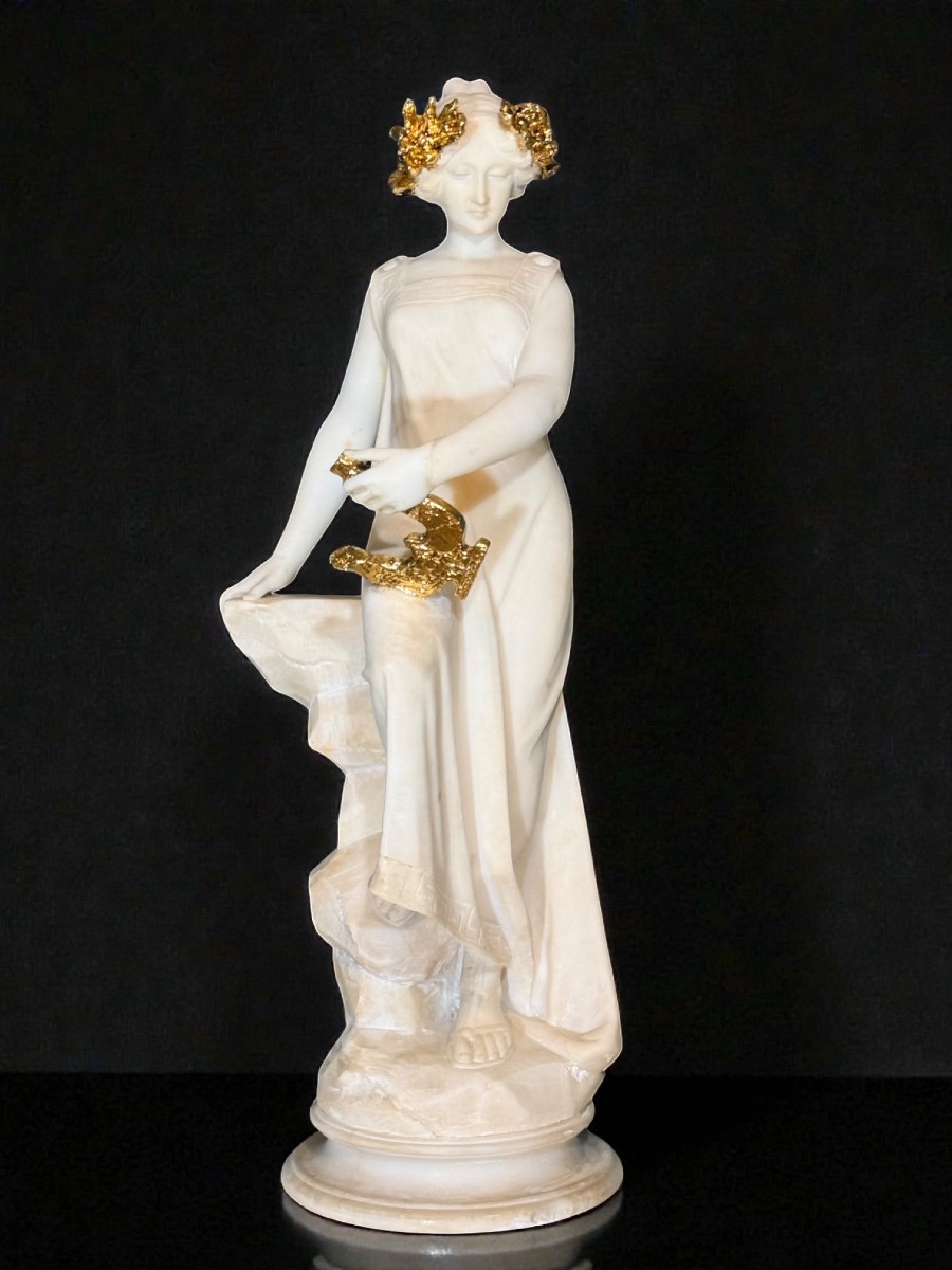 Statua raffigurante Dama che suona la Lira in Marmo 