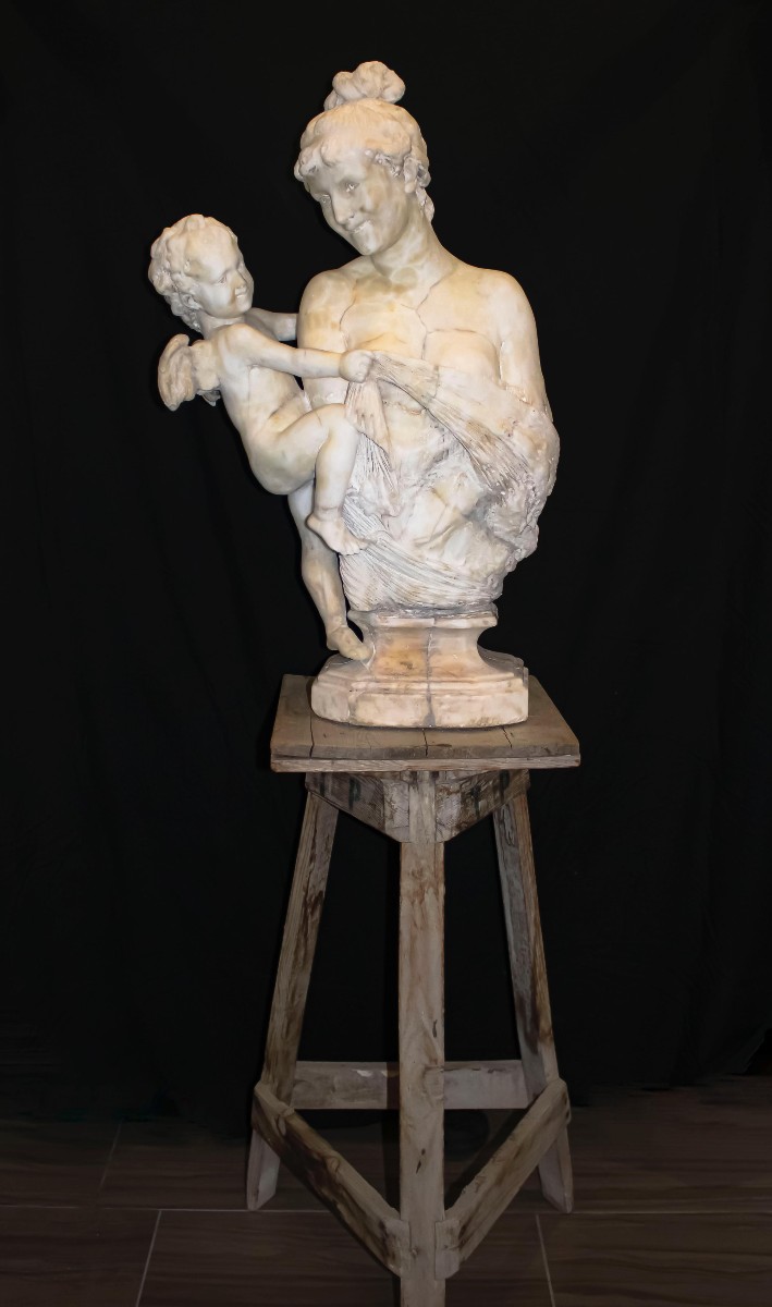 Statua Fanciulla con Eros in Marmo Bianco Statuario di Carrara 