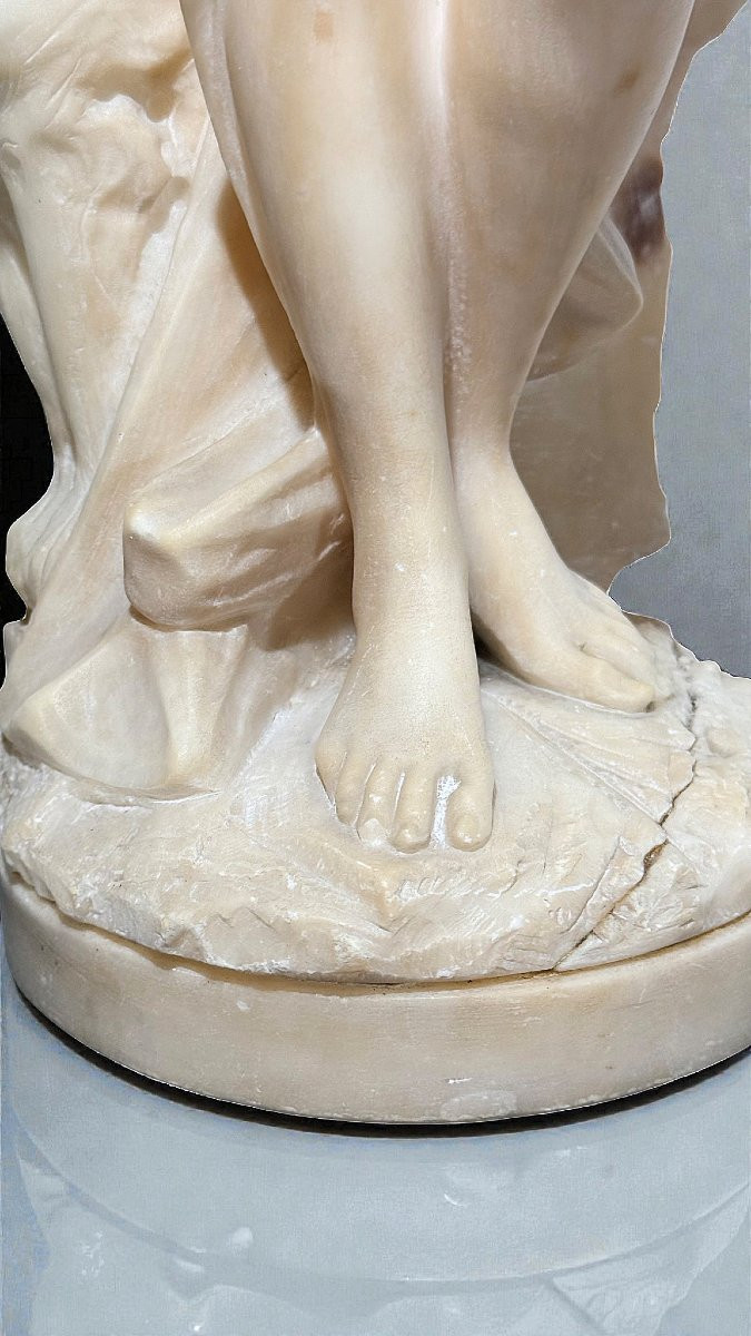 Statua Ninfa Nuda che posa su una fontana, con Colonna in Marmo -photo-1