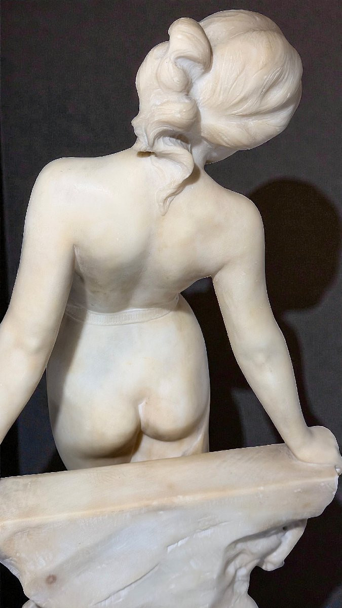 Statua Ninfa Nuda che posa su una fontana, con Colonna in Marmo -photo-2