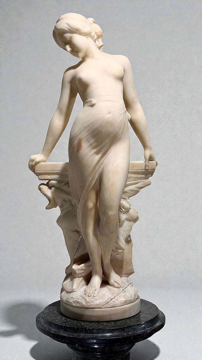 Statua Ninfa Nuda che posa su una fontana, con Colonna in Marmo 