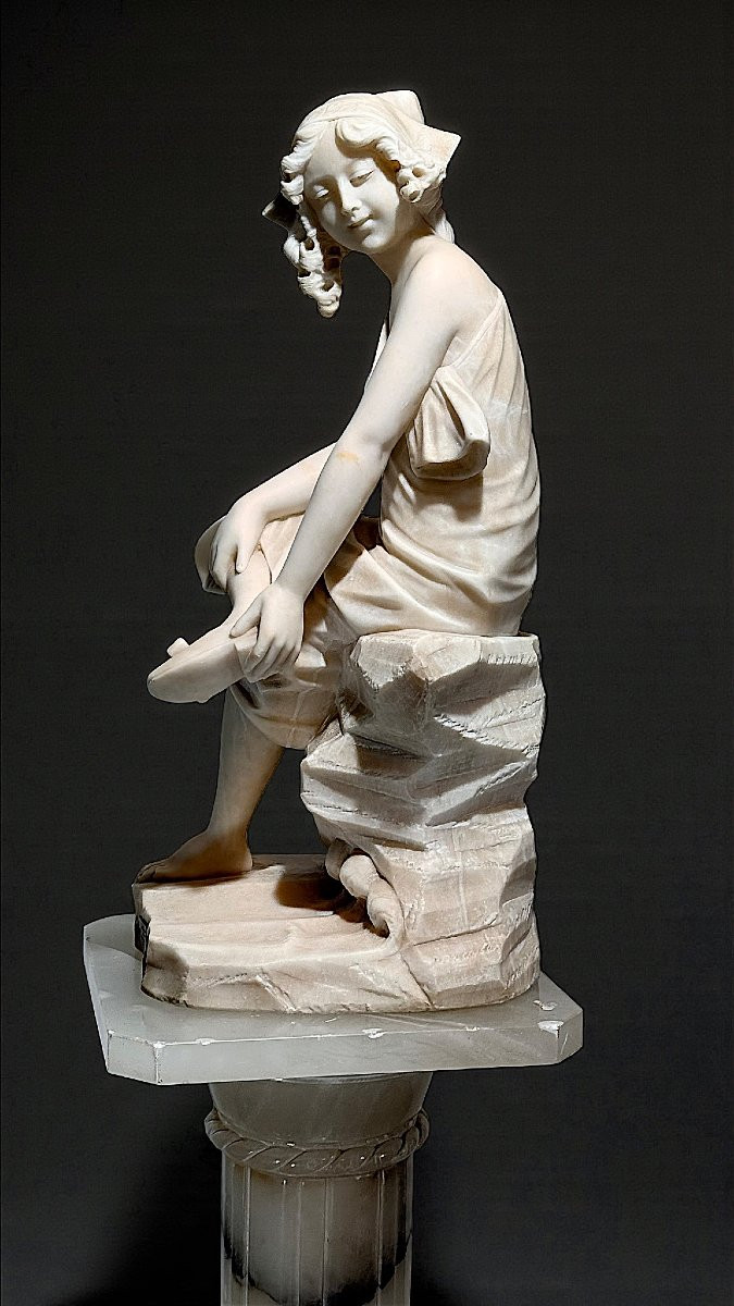 Statua raffigurante una giovane fanciulla sorridente con Colonna in Marmo-photo-3