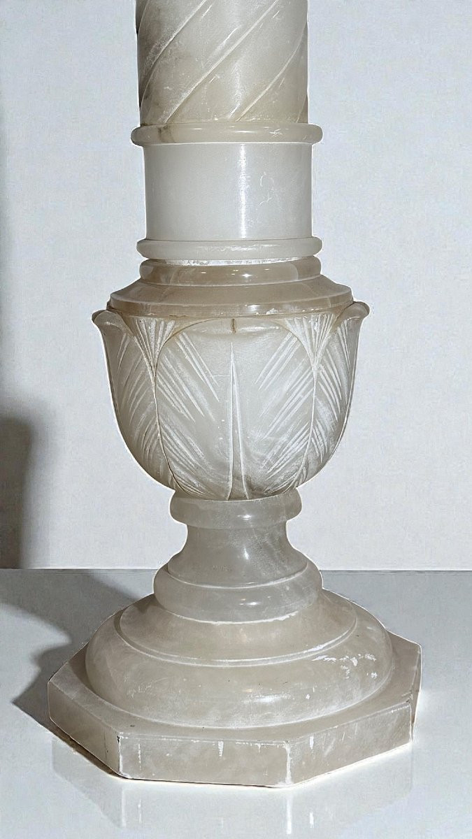 Statua raffigurante una giovane fanciulla sorridente con Colonna in Marmo-photo-1