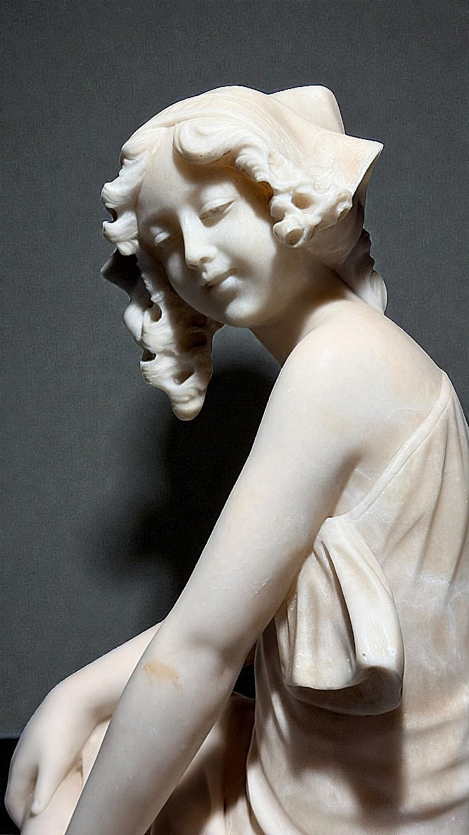 Statua raffigurante una giovane fanciulla sorridente con Colonna in Marmo-photo-2