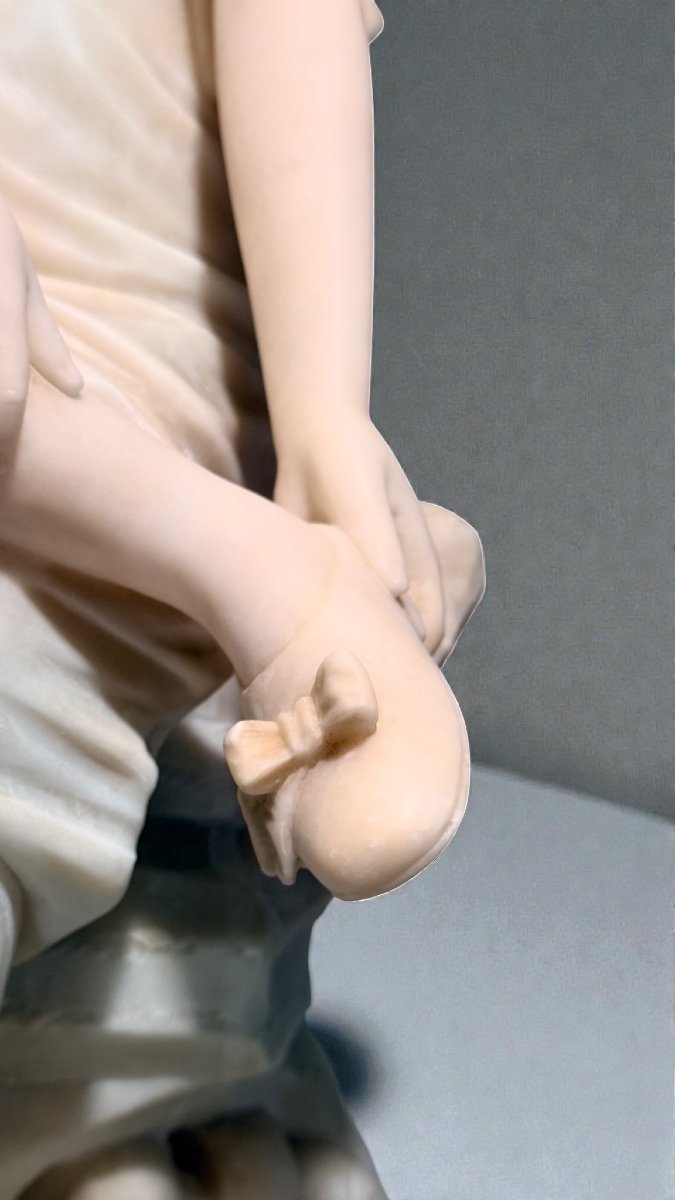 Statua raffigurante una giovane fanciulla sorridente con Colonna in Marmo-photo-4