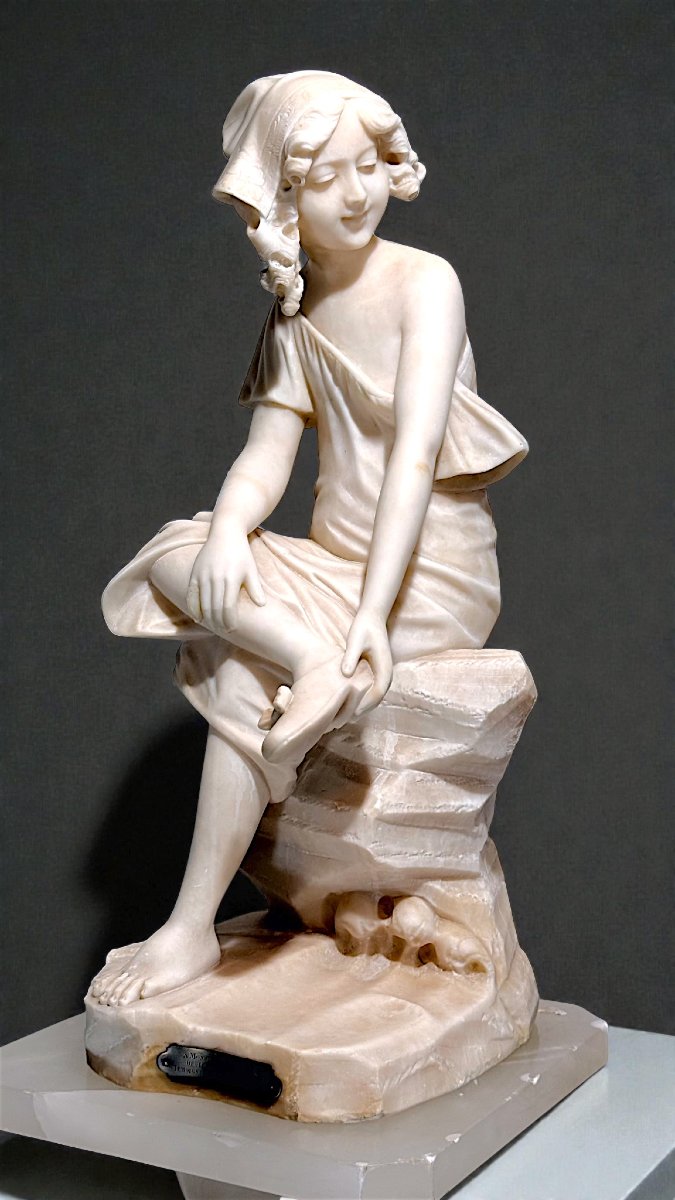 Statua raffigurante una giovane fanciulla sorridente con Colonna in Marmo-photo-5